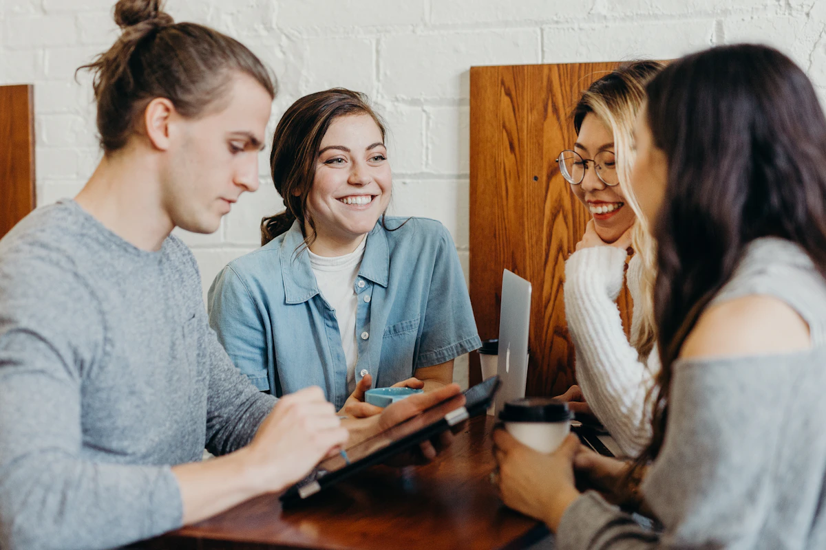 Nhóm đồng nghiệp vui vẻ sau hoạt động team bonding