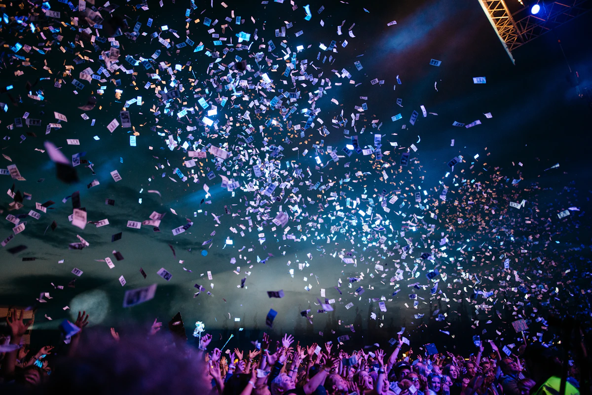 Tiệc Year End Party với ánh đèn rực rỡ và sân khấu hoành tráng