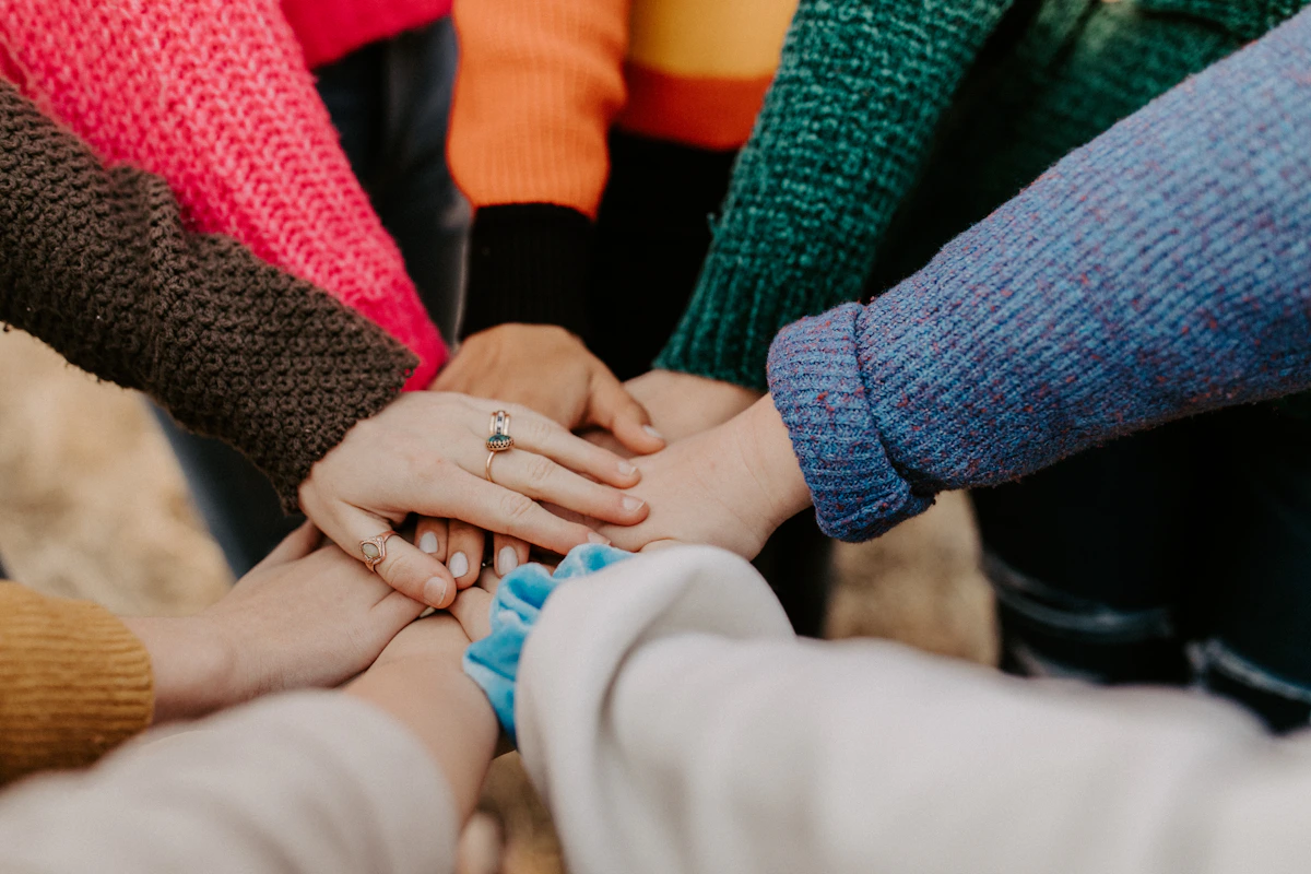 Đội ngũ tổ chức sự kiện teambuilding chuyên nghiệp đang điều phối